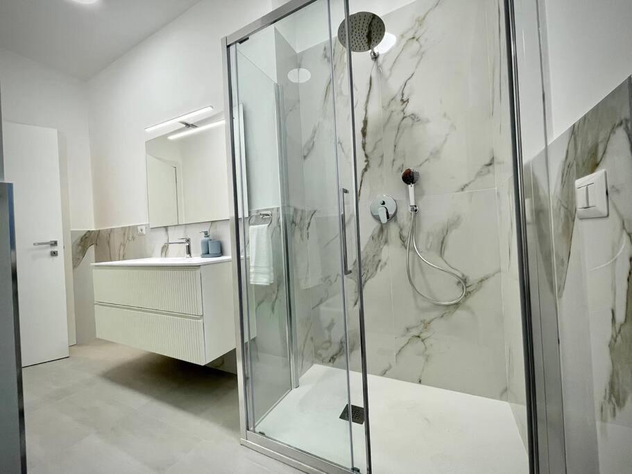 Luxury 1 Bedroom Apartment, Close To San Siro, Fiera And 10 Min Metro To Duomo ميلان المظهر الخارجي الصورة